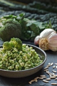 riso integrale al pesto di brocolo e cavolo nero